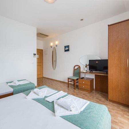 Hotel Riva Brist Extérieur photo